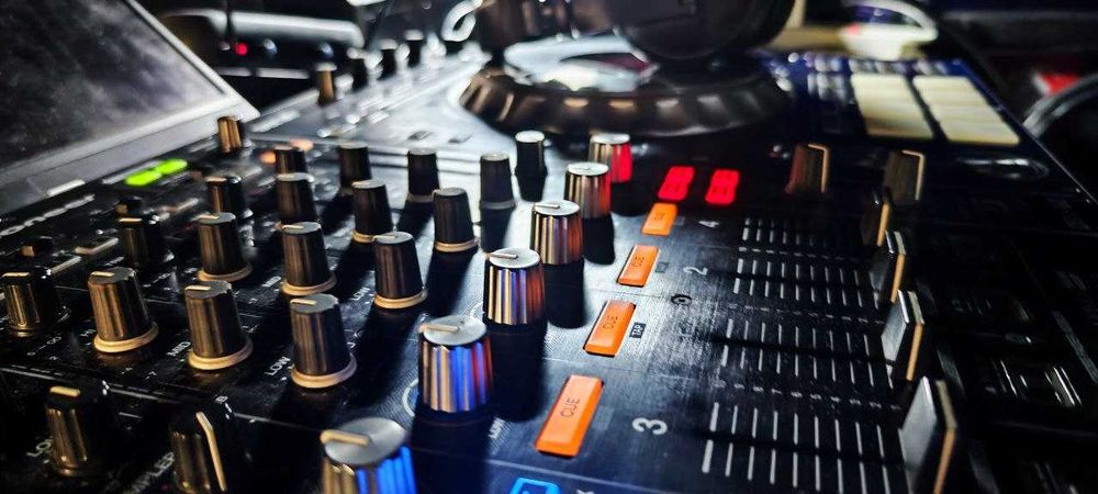 Pioneer DDJ-SZ DJ Controller + UDG case