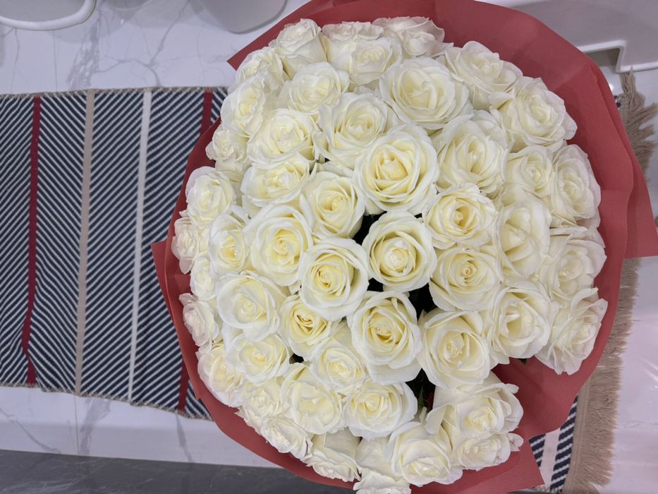 Цветы белые розы