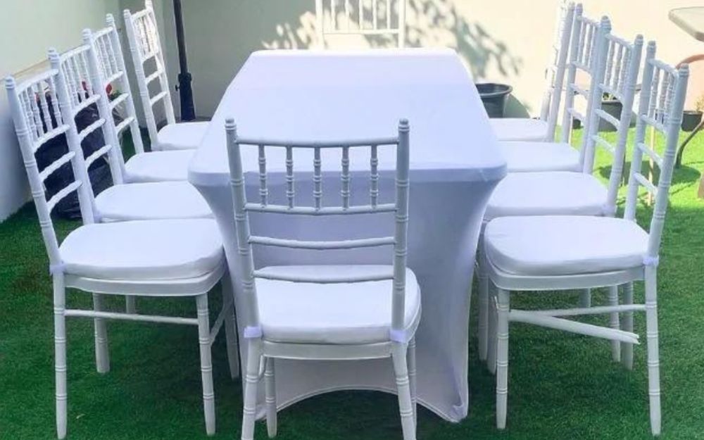 Inchiriere mese rotunde,mese de cocktail,scaune chiavari