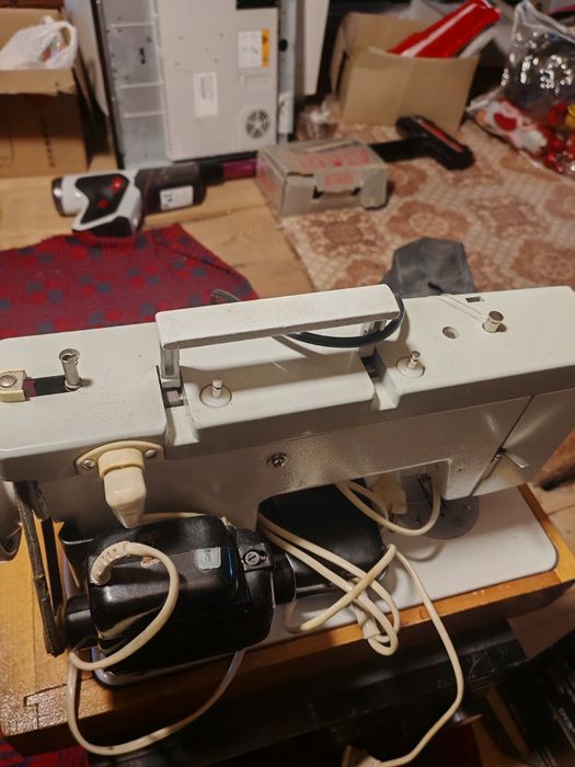 Masina de cusut electrică rusească "CEAIKA 143 A"