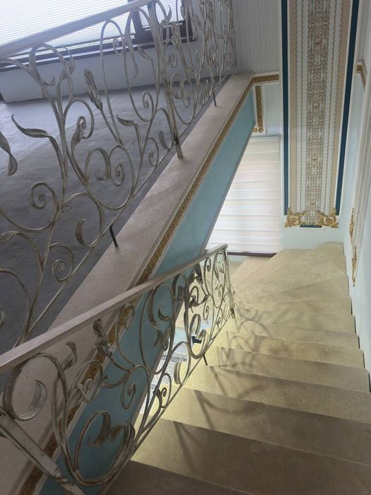 Уй сотилади 3 сотик яшаш жойи 450 кв м