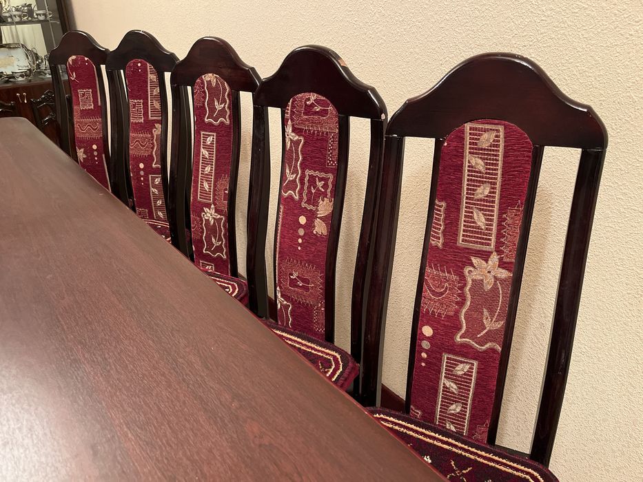 Стол и стуля гостиной