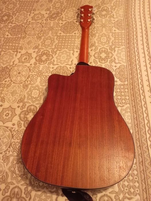 Продам акустическую гитару
