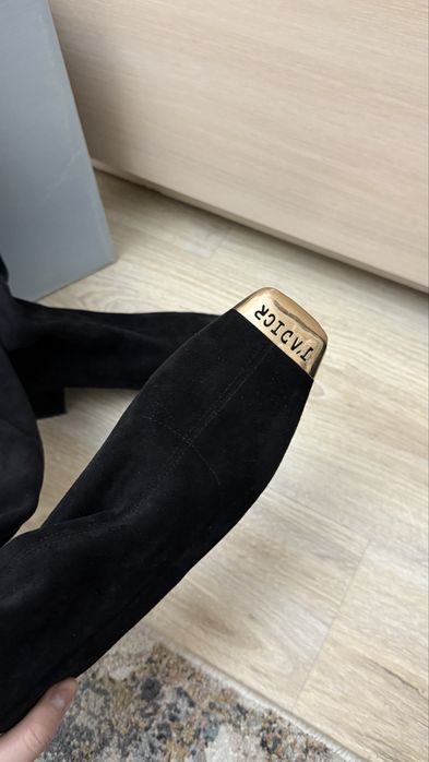 женская обувь.