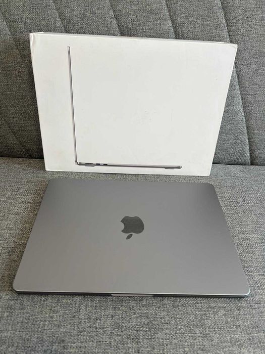 Vând Apple MacBook Air M2 – 13,6″ 8Gb Ram, 256 Gb