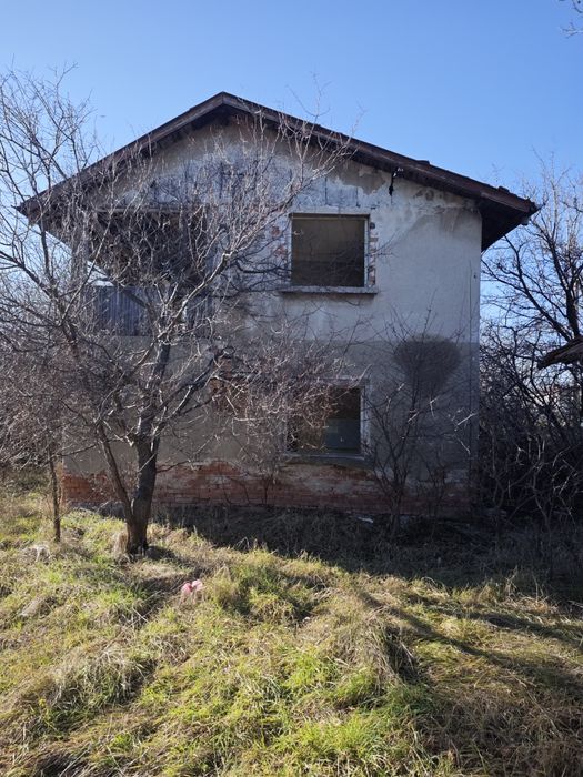 Продавам парцел с къща за тотален ремонт квартал Изгрев гр.Нови Искър