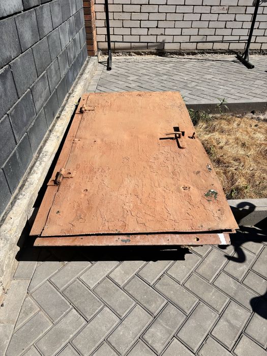 Продам железную советскую дверь