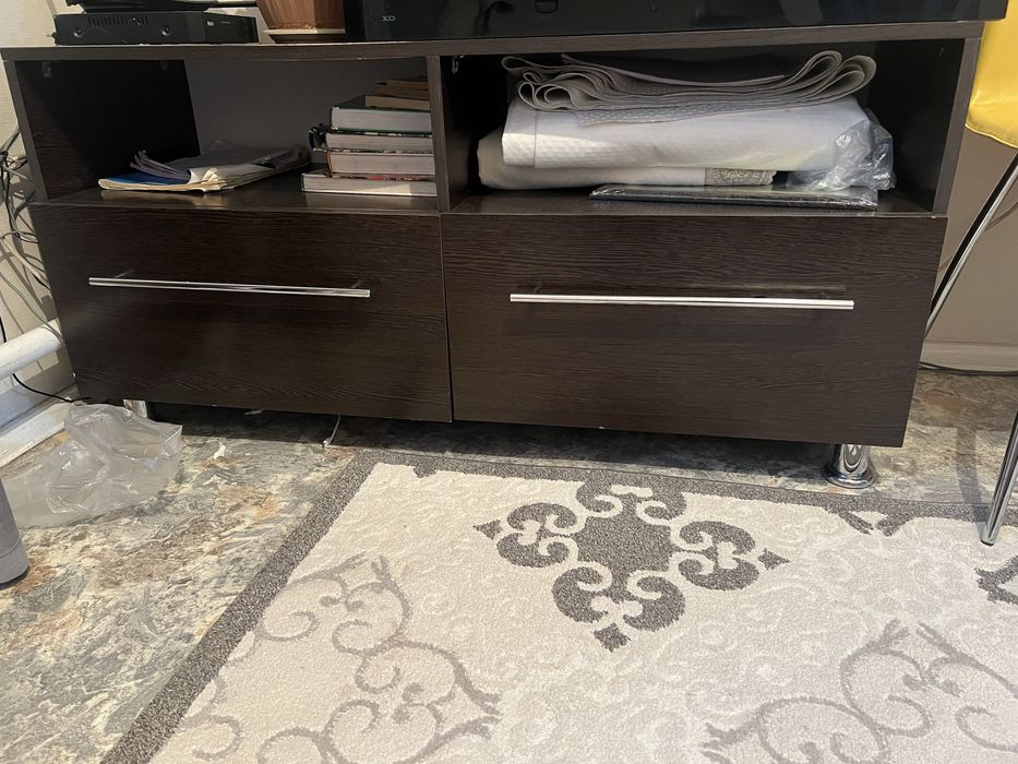 Пролам тумбочку под телевизор