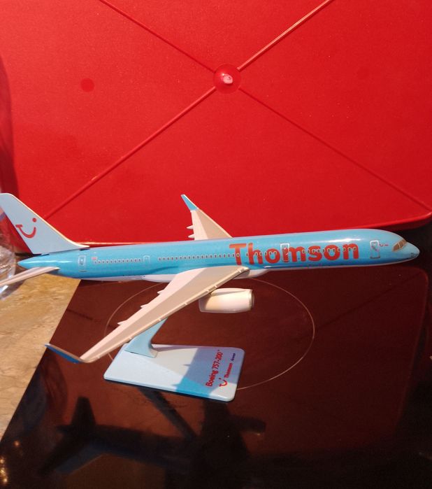 Фигура "Момиченце на дървен кон" и два самолета