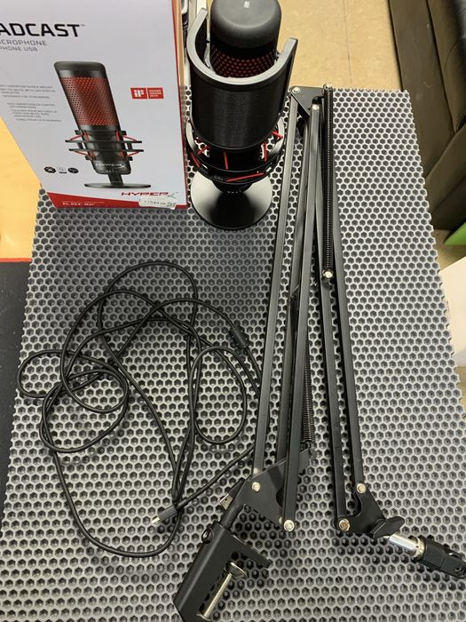 Микрофон Hyper X Quadcast с пантографом.