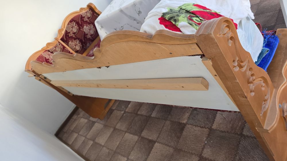 Стол и кухонный уголок диван