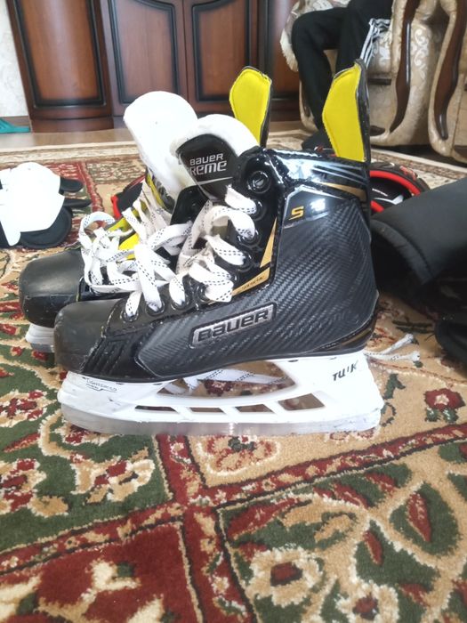 Продам хорошую хоккейную экипировку!