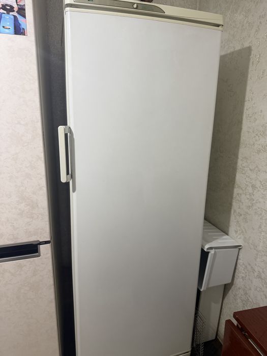 Продам морозильник требует ремонта