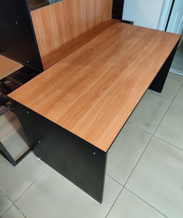 Стол офисный. В отличном состоянии