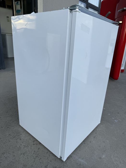 Малък хладилник с камера HotPoint Ariston