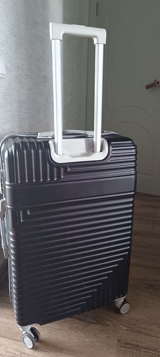 Чемодан пластиковый.