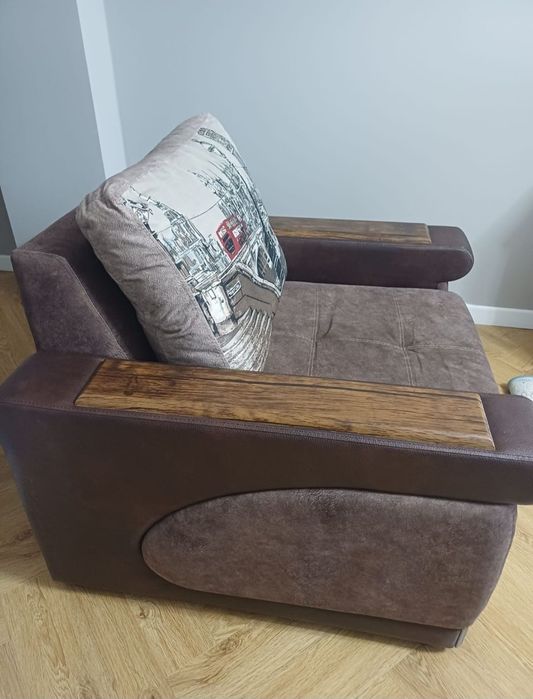 Кресло коричневое