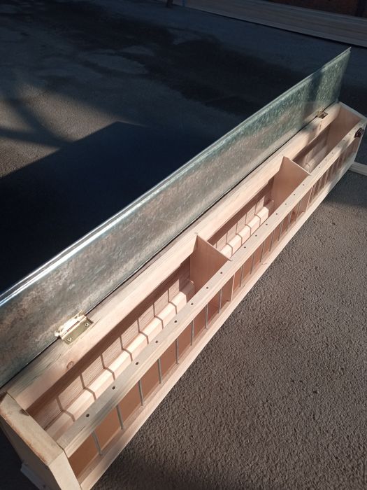 Продам гнезда и кормушки..