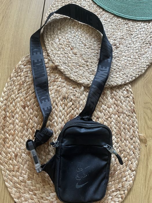 Чанта на Nike не се произвежда.