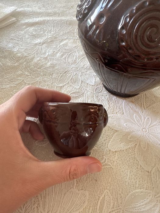 Глиняный кувшин с двумя чашками