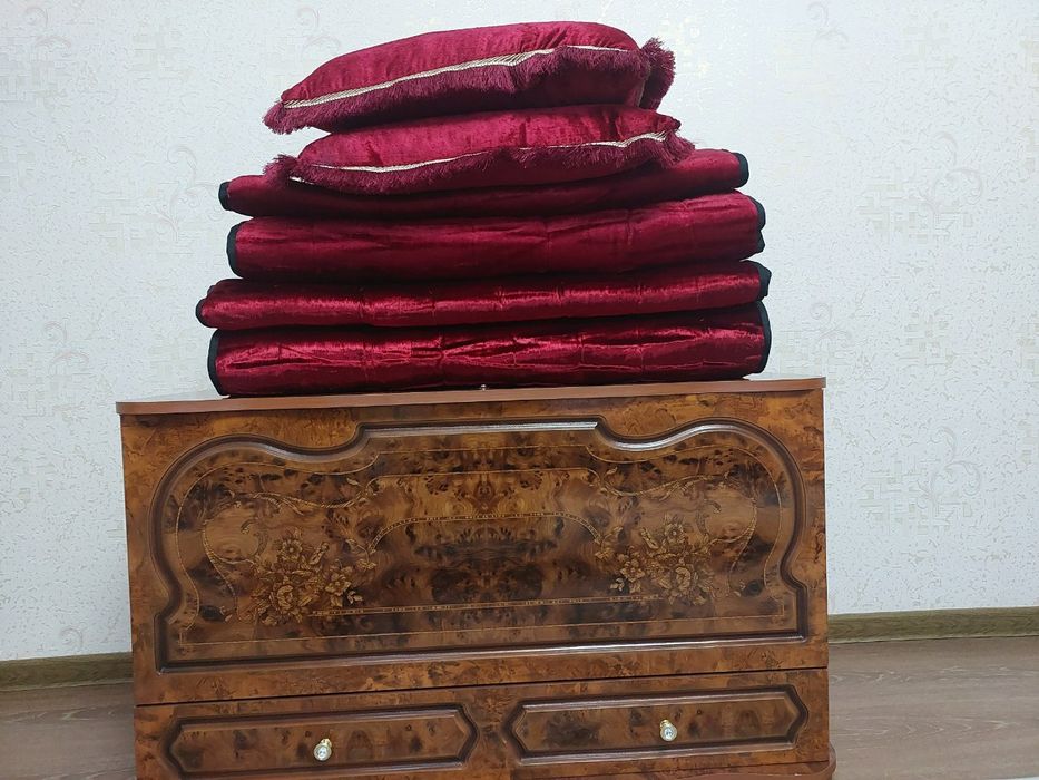 Katta sandiq,ikkita duxoba ko'rpacha va yostiq bonusga qo'shib berilad