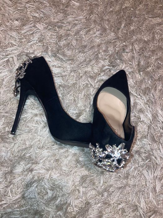 Vând pantofi negri cu broșă argintie