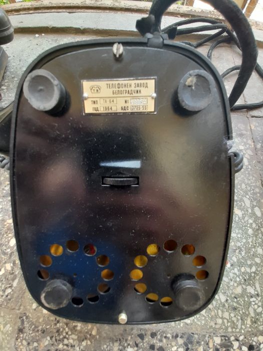 Три броя бакелитови телефони