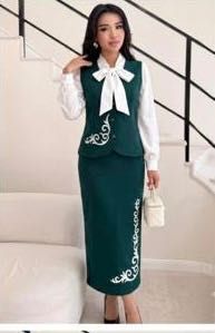 Продам костюмы для офиса/школы
