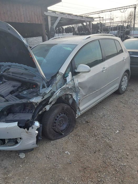 Dezmembrez Volkswagen Golf 6 Plus 1.6 TDi an 2011 cod motor CAY