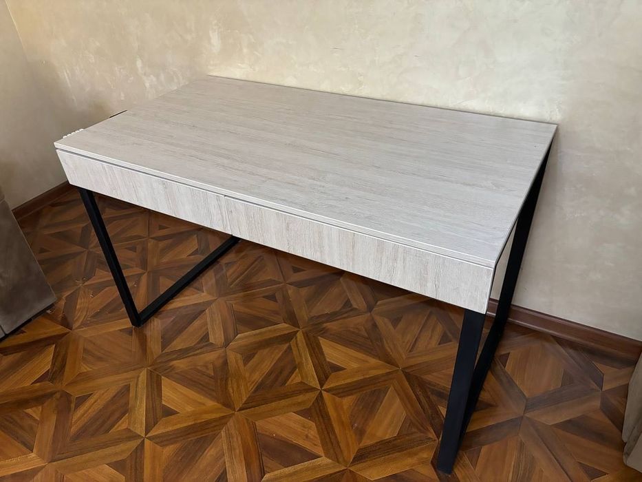 Стол письменный для работы и учебы