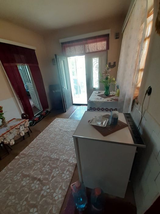 Vanzare casa cu anexe si teren