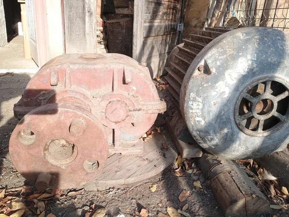 Vând motor electric trifazat cu reductor