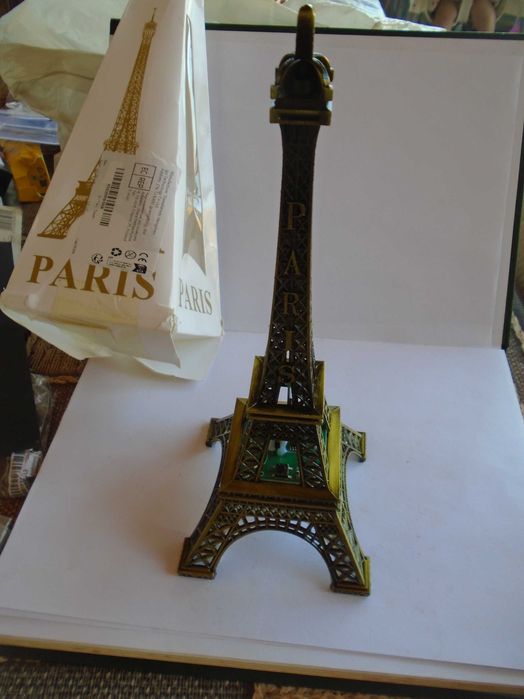 Machetă Turnul Eiffel 25 cm cu lumini LED, suvenir Paris bronz antic , nouă