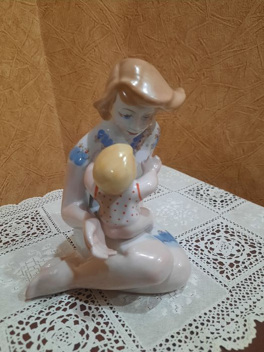 Фарфоровая статуэтка "Материнство" из серии " "Счастливое детство", По