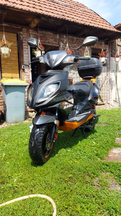 Scuter foarte puțin folosit