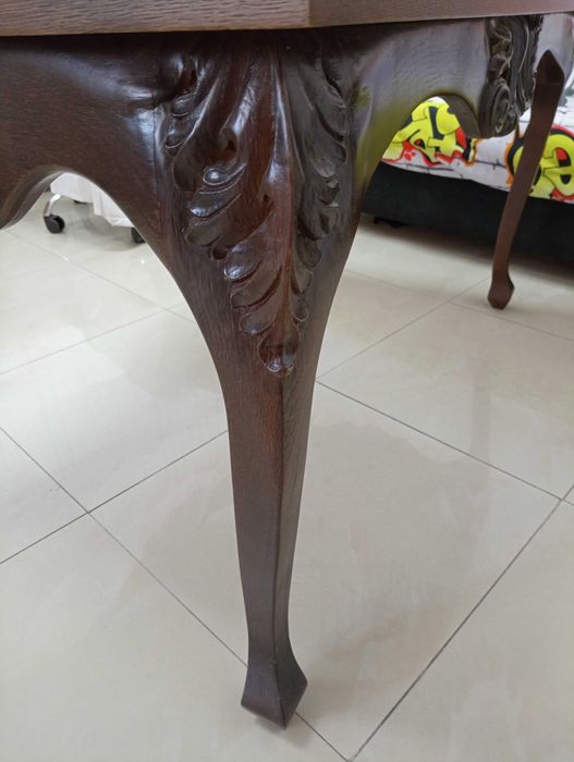 Маса от дъбово дърво