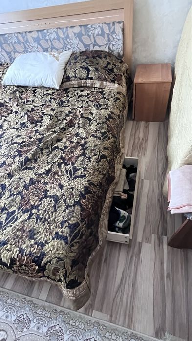 стол для компьютера, кровати