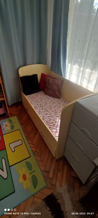 Детска кошара с парапет.