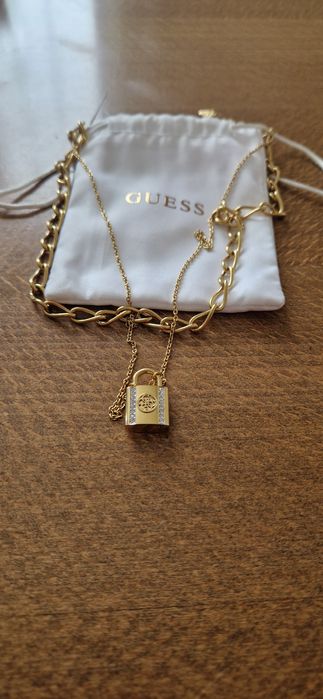 Колие на марката "Guess"