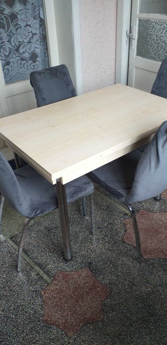 Vand masa extensibila cu 4 scaune