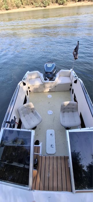 Vand Barca bayliner capry sau schimb cu skijet sau auto!