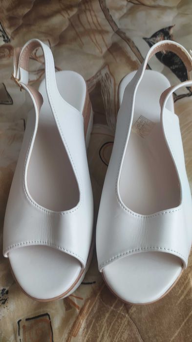Бели, нови, сандали