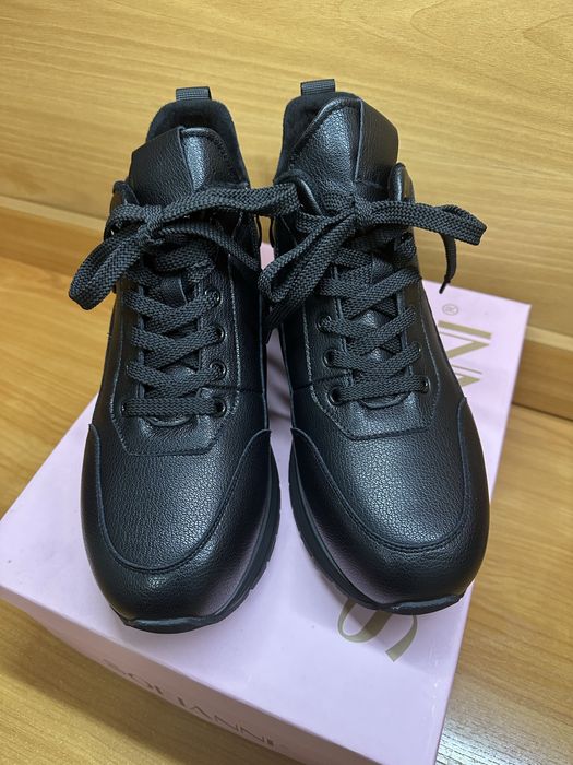 Продаются новые женские  кроссовки с утеплением