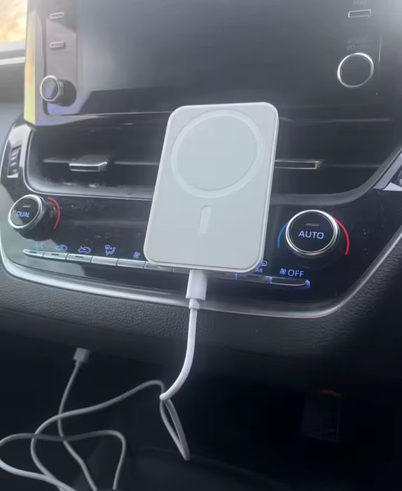 Безжично зарядно и стойка за кола Magsafe Бяло