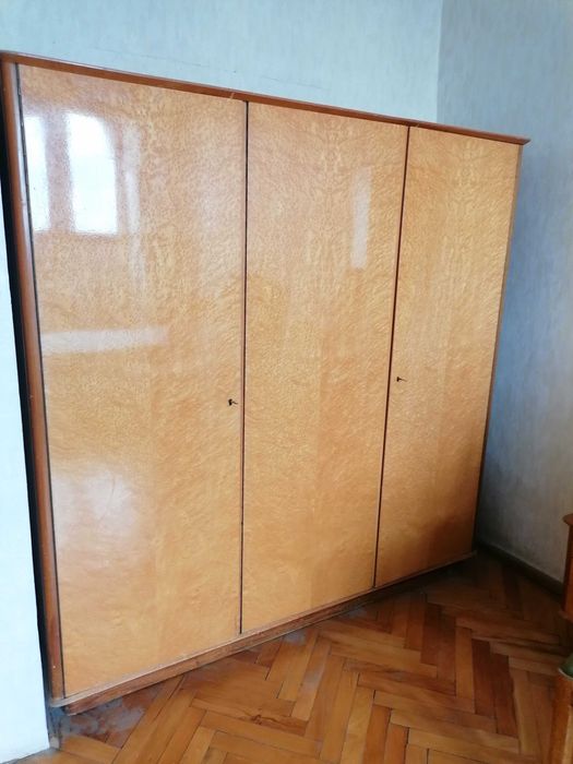 Продавам спалня с гардероб, тоалетка и две нощни шкафчета