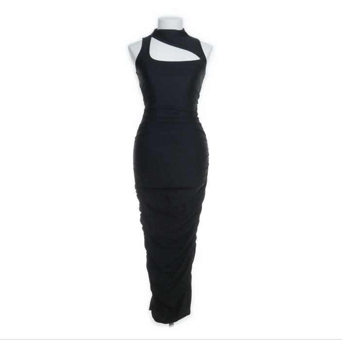 Дълга черна рокля