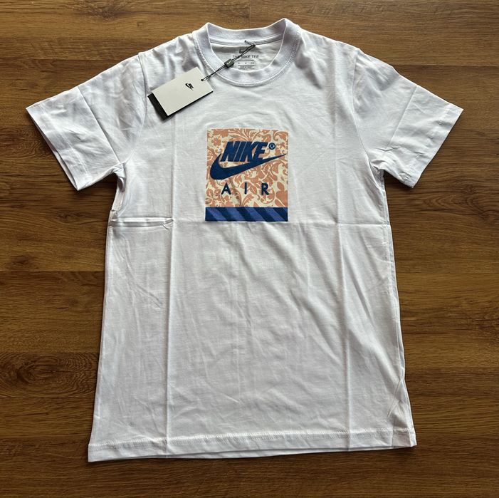 Мъжка,памучна,бяла тениска Nike с тъмно синьо лого