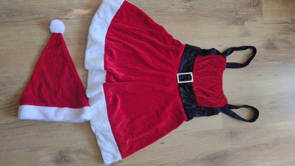 Червена къса рокля, празнична визия с шапка и долно бельо