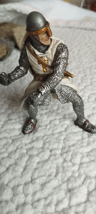 Коллекционная фигурка рыцаря