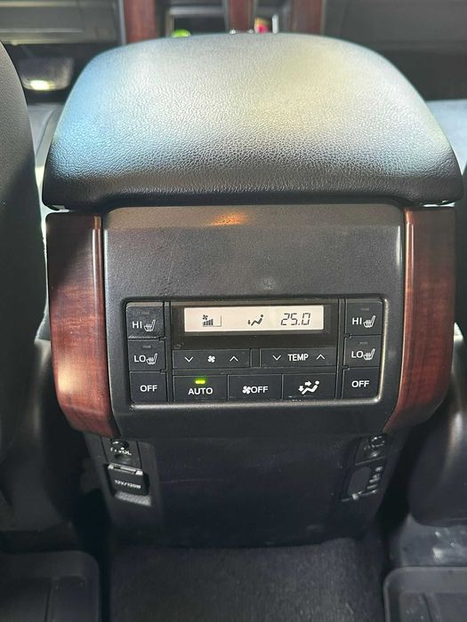 Toyota Land Cruiser 150 D-4D  Full Option , 7 locuri , stare ireprosabila si fara accident in istoric.
